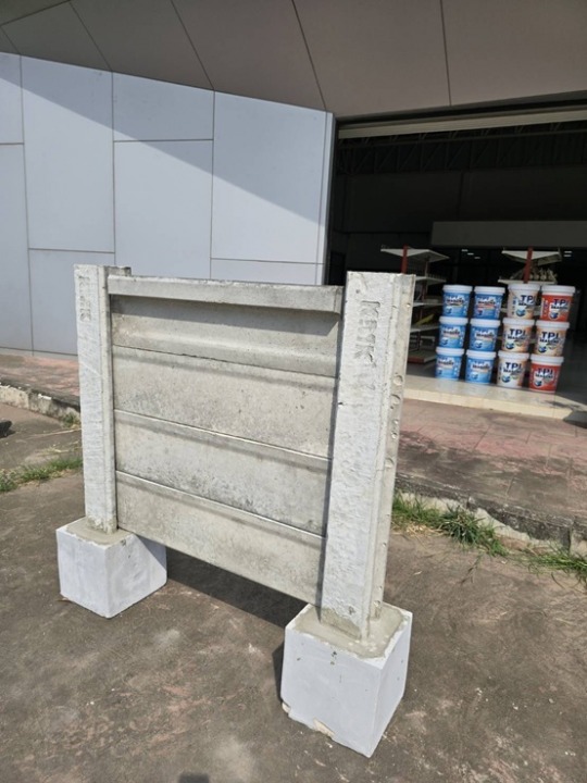 รั้วสำเร็จรูปแบบเสียบแผ่น